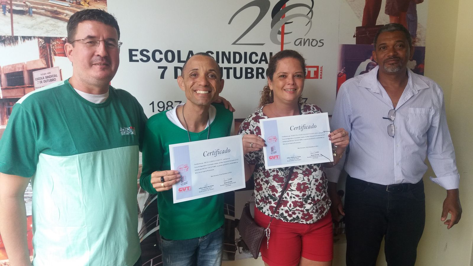 Gilmar e Adilson certificam os cursistas João Batista (Sinttel-MG) e Milene Nunes (Senalba-ES)  -                           (Foto: Emanoel Sobrinho)